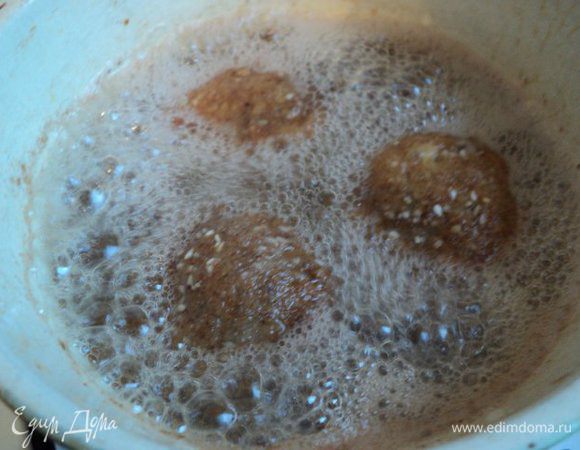 Жарить в разогретом растительном масле до золотистой корочки.                                  