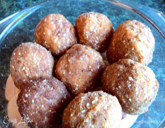 Обжаренные котлеты выложить в сотейник, добавить 2ст.ложки горячей воды, накрыть крышкой и поставить в нагретую до 190 градусов духовку на 10-15мин.