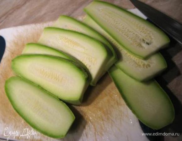 Кабачки нарезать тонкими пластинами шириной ок. 0,5 см. Отваривать небольшими порциями в подсоленной кипящей воде 1 мин. Выкладывать на бум. полотенца. Остудить.
