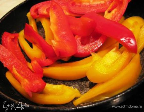 Перцы разрезать пополам, очистить от семян. Нарезать продольными полосками шириной ок. 1 см.
