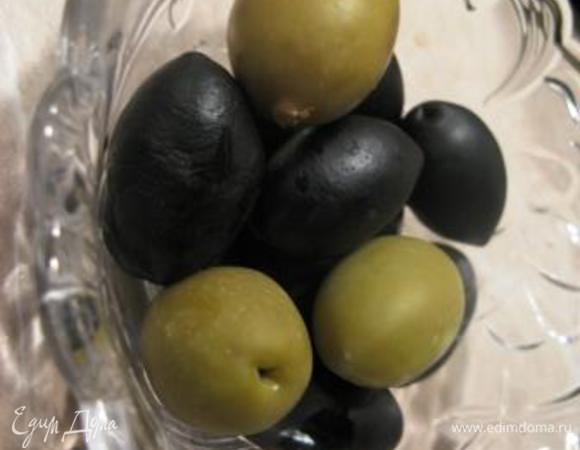 Оливки нарезать кружками. У меня были крупные с косточкой, я просто небольшими кусочками порезала.