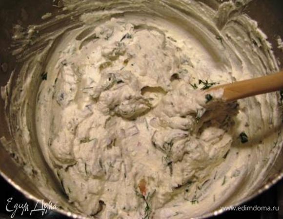 Творог протереть через сито, смешать со сметаной или йогуртом, добавить оливки и мелко порубленный чеснок. Я из лени творог с йогуртом смешала до гладкости в блендере. Потом добавила укроп и оливки и смешала все деревянной ложкой.