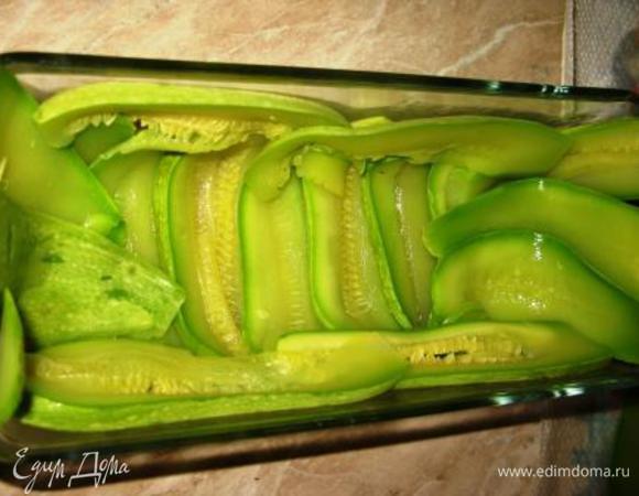 Начинаем сборку. Форму выстелить кабачками (цуккини) немного внахлест, так чтобы дно и бока формы были закрыты. Лучшие полоски - на дно, так как это будет верх нашего блюда.