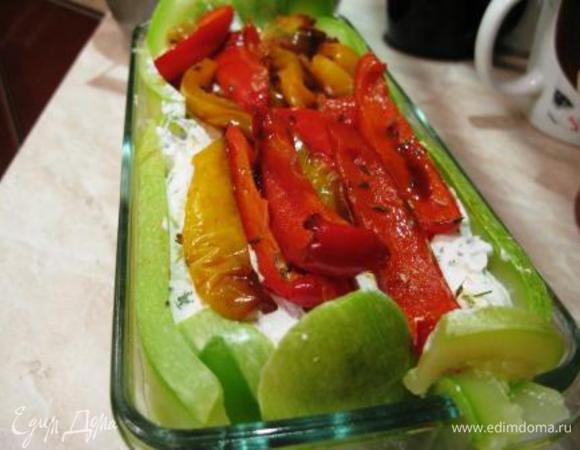 Затем еще творог и еще перцы. Последний слой творог. У меня выщло немного не так - половина творога, половина перцев, творог, перцы.