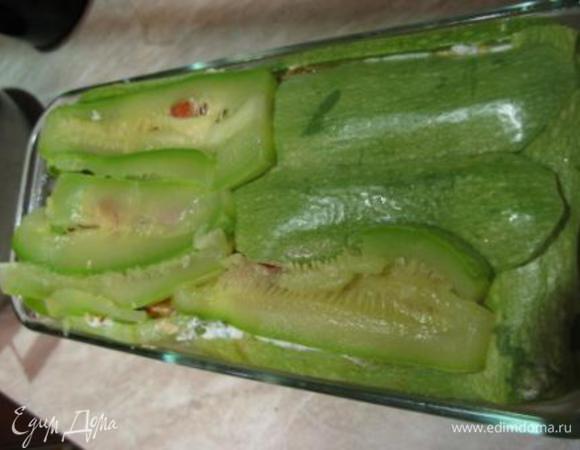 Запечатываем нашу корзинку оставшимися полосками кабачков. Накрываем фольгой или пищевой пленкой, чуть придавливаем, выравнивая. Ставим в холодильник на 12 часов.