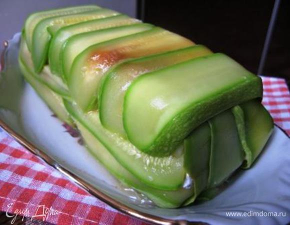 Перед подачей переворачиваем на сервировочное блюдо. Снимаем форму. 