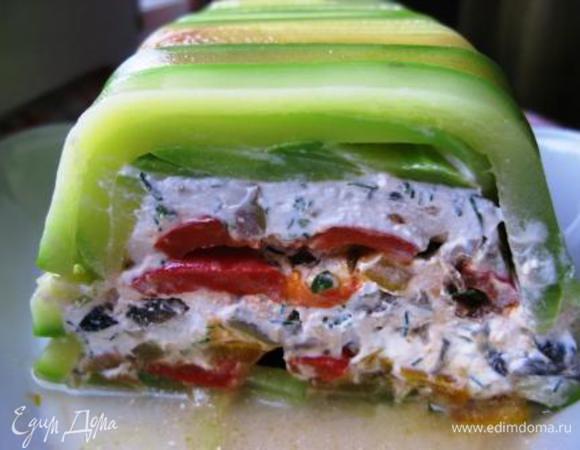 Нарезаем очень острым ножом кусочками шириной не менее 1,5 см. Приятного аппетита!