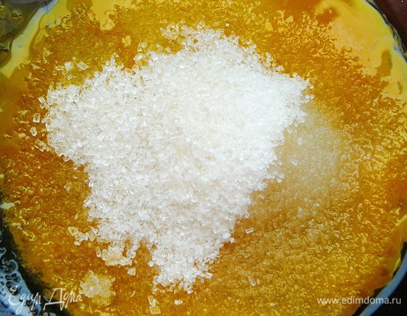 Желтки отделить от белков.Желтки взбить с оставшимся сахаром и ванильным сахаром.