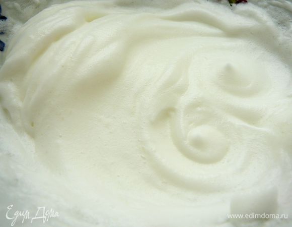 Белки взбить с щепоткой соли,до мягких пиков.