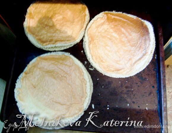 Сперва необходимо подготовить часть вафельных коржей. Для этого нужно взбить белки в пену. Добавляя по чайной ложке сахар, взбить до крепких пиков. Смазать белковой массой три вафельных коржа. Выложить коржи на противень. Выпекать 1 час при 80 градусах. Коржи по краям немного изогнутся, но это не страшно, в торте они быстро выпрямятся. Коржи остудить. 