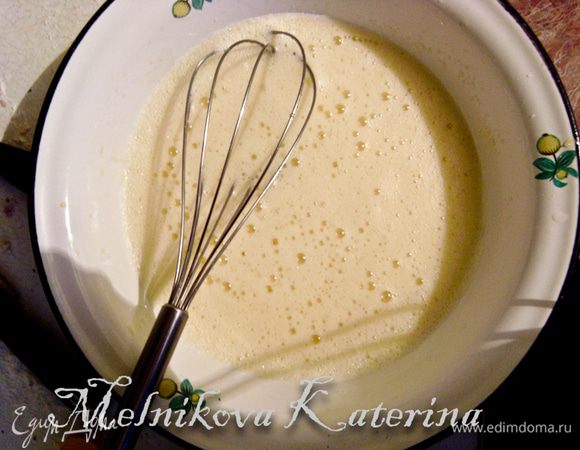 Для бисквита отделить желтки от белков. В желтки добавить воду, масло, половину сахара и все немного взбить венчиком. 