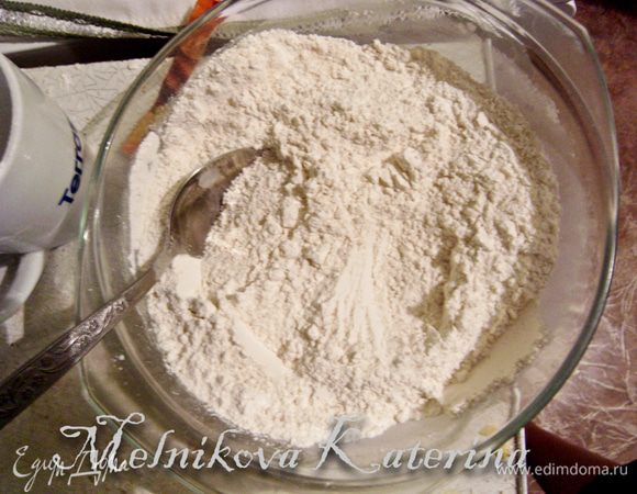 Смешать муку, оставшийся сахар, разрыхлитель. 