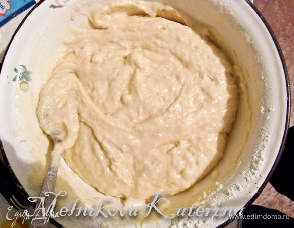 Белки взбить. В желтковую массу добавить половину взбитых белков. Перемешать осторожно. Затем добавить мучную смесь, также осторожно перемешать. В конце добавить оставшиеся белки. 