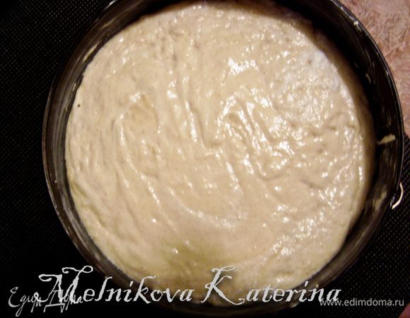 Форму для запекания смазать сливочным маслом. Выложить тесто, разровнять. 