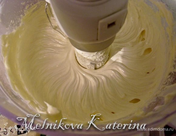 Приготовить крем. Взбить добела сливочное масло. 