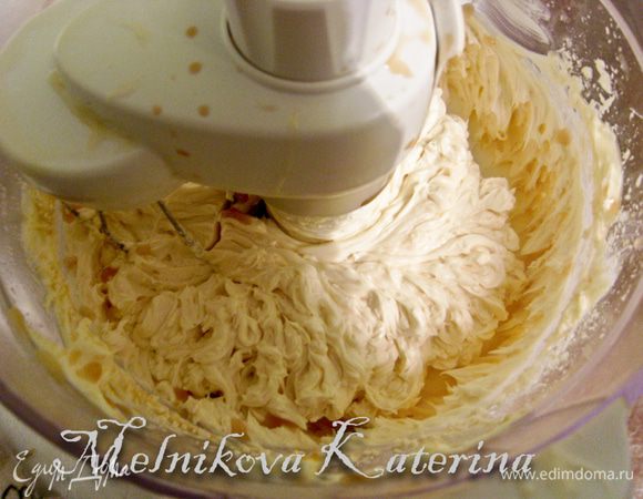 Добавляя по столовой ложке сгущенное молоко, продолжать взбивать. В самом конце добавить ликер по желанию. 