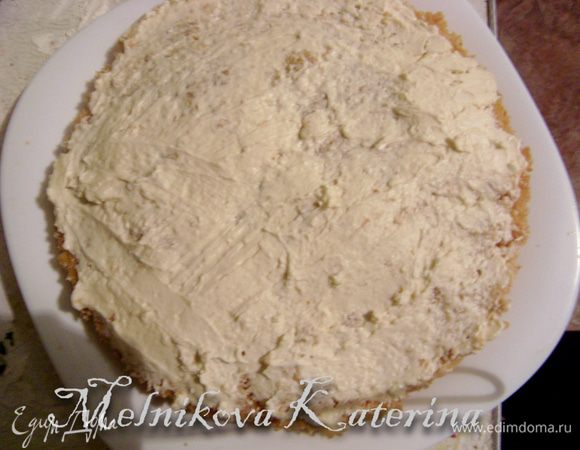 Теперь начинаем сборку. Сперва нужно разрезать бисквит пополам. При желании можно его сбрызнуть ликером для дополнительного аромата (бисквит очень мягкий и мокрый, поэтому в специальной пропитке не нуждается). Смазать бисквитный корж кремом. 