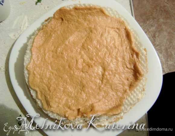 Выкладываем сверху вафельный корж с готовым безе. 