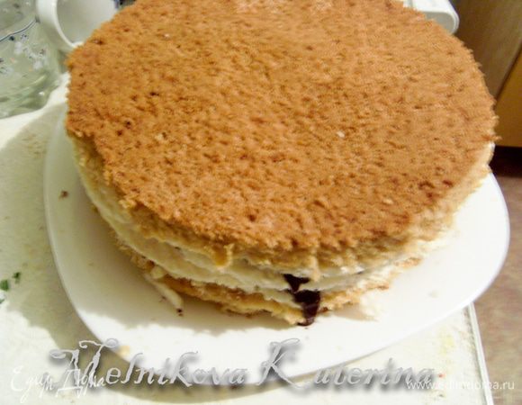 Аналогичным образом выкладываем остальные вафельные коржи: корж с безе -> шоколад -> чистый вафельный корж -> крем. Накрыть сверху бисквитным коржом и хорошо прижать, оказывая примерно одинаковое давление на корж со всех сторон (чтобы уложить вафельные коржи). 