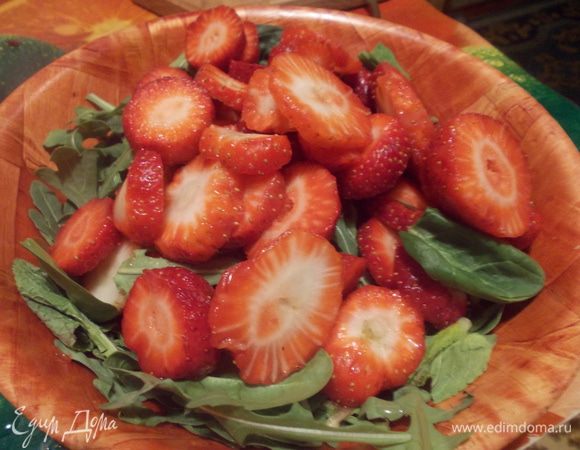 клубнику промыть и обсушить и нарезать произвольно.