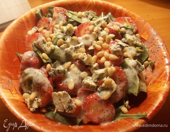 Аккуратно все перемешать,добавить кедровые орешки я ещё добавила несколько кусочков сыра с плесенью,но это не обязательно,салат и так наивкуснейший,сочненький и свеженький.