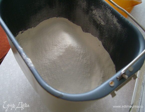 В хлебопечку добавить просеянную муку... 