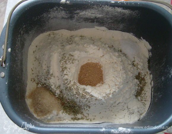 розмарин, сахар (лучше если это будет коричневый сахар), соль и дрожжи (дрожжи не должны соприкасаться с солью, иначе хлебушек плохо подойдет)