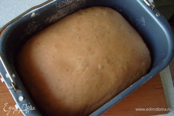 После приготовления дать хлебушку немного постоять в ведре от хлебопечки, а затем аккуратно достать.