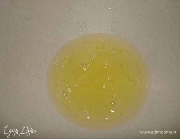 Печем меренги: 
Для этого надо взбить белки в пену.При взбивании надо добавить щепотку соли. (Чтобы получить густую пену, надо тщательно отделить белки от желтков, т.к. даже маленькая частица желтка может воспрепятствовать взбиванию белков)