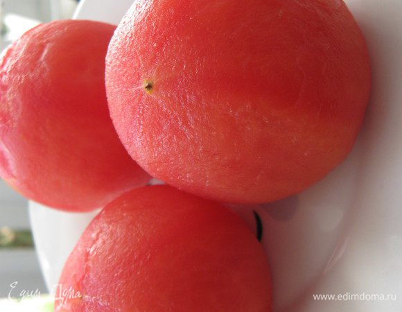 Помидоры залить кипятком на пару минут, снять кожицу.Порезать кубиком