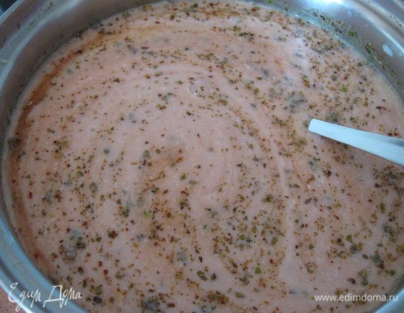 Для соуса взбить яйца со сливками, добавить сок, теплый бульон и травы, посолить, поперчить,хорошенько размешать.