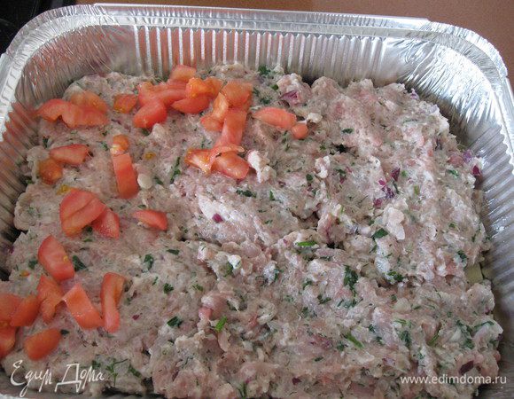 Затем фарш, сверху кубики помидор. 