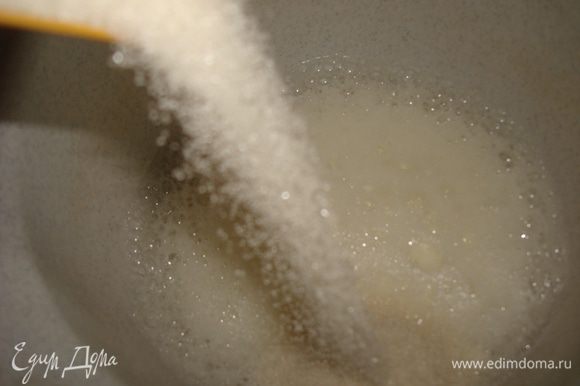Затем во взбитую пену надо постепенно добавить сахар( можно довавить еще ванильный сахар), лимонный сок. Сахар обязательно надо добавлять постепенно.