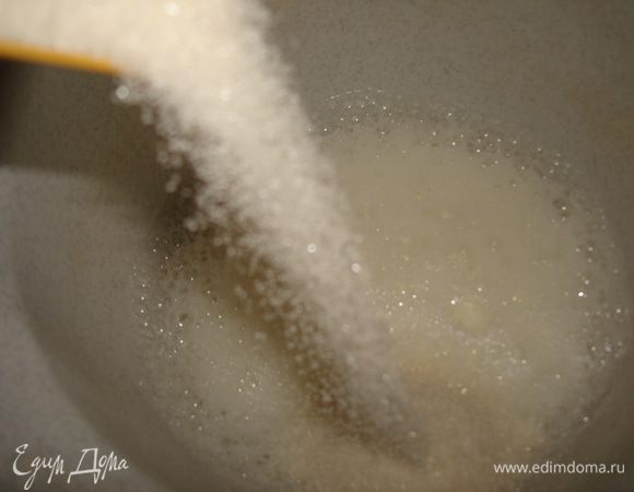 Затем во взбитую пену надо постепенно добавить сахар( можно довавить еще ванильный сахар), лимонный сок. Сахар обязательно надо добавлять постепенно.