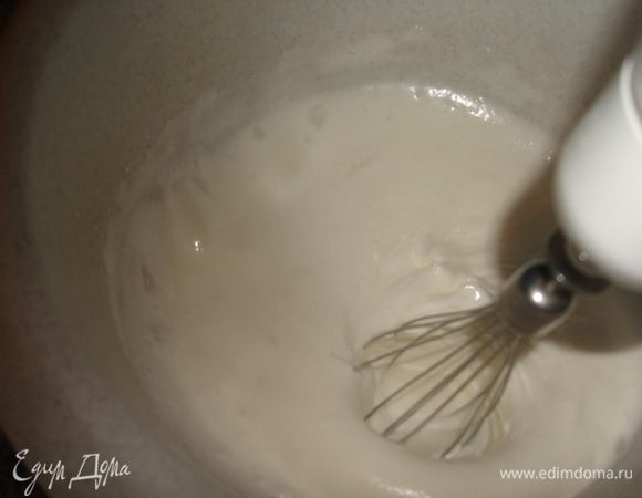 Надо взбивать белковую массу до твердых пиков.