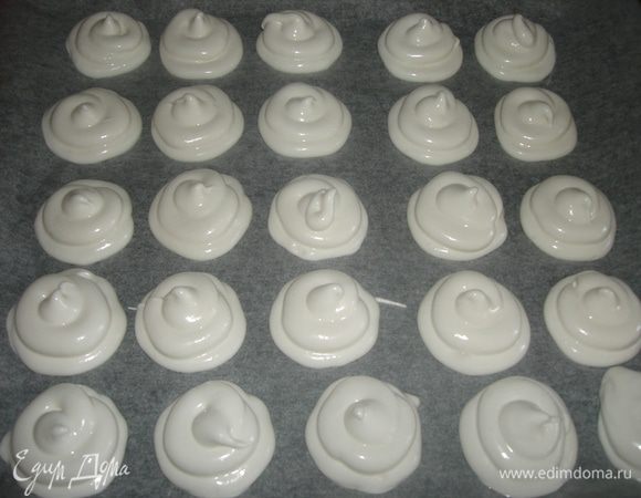 Затем выпекаем меренги. Для этого я на противень кладу пекарскую бумагу , ничем не смазываю. Под бумагу я кладу заранее с нарисованными(в конкретном случае напечатанными на принтере) кружочками листы. Кружочки должны быть диаментром 5-5,5 см. 
Воздушное тесто надо переложить в кондитерский мешочек и выдавить по шаблону спиралевидные пирамидки. Затем аккуратно вытащить листы с напечатанными кругами из под пекарской бумаги.
Печем меренги в духовке при температуре 120С примерно 30 минут, затем я убавляю до 100С и еще на минут 30, а потом уменьшить температуру до 50С и еще печь минут 40-50, затем выключить духовку до полного остывания, лучше оставить на ночь. 
У каждой хозяйки, которая печет меренги свои секреты выпекания прекрасных пирожных. Я раскрываю Вам свой. Таким образом безе у меня получается  просушенным и белоснежным без бежевого налета.
