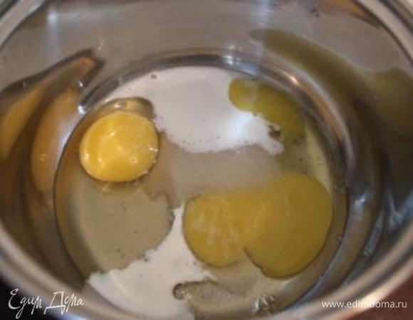 Разбиваем 2 яйца, добавляем молоко, сахар и соль.