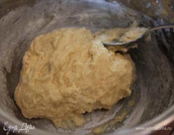 В получившуюся смесь добавляем муку. Замешиваем тесто.