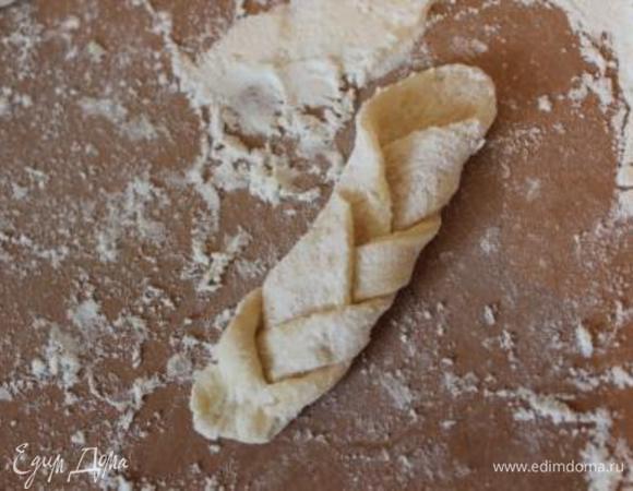 Заплетаем косичку и защипляем конец.