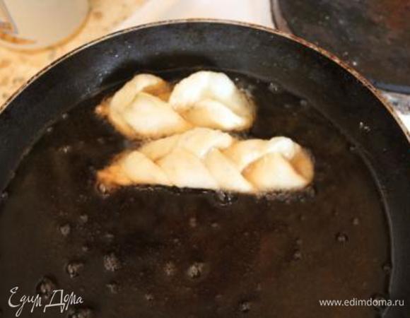 В сковороду наливаем масло так, чтобы косички плавали. Доводим масло до кипения и опускаем туда косички.