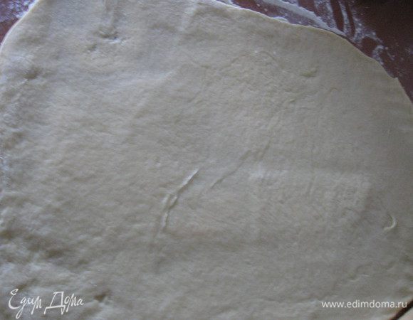 Тесто замесила в ХП , разделила пополам.Первую часть раскатала прямоугольником.