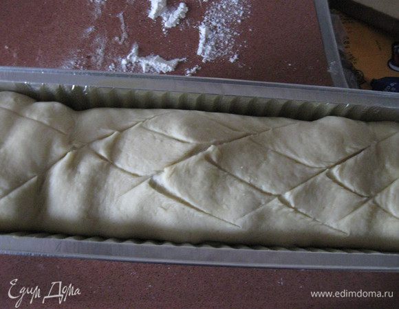 скатала в рулет, выложила в смазанную маслом форму.Поставила на расстойку на 20 минут,сделала несколько надрезов 