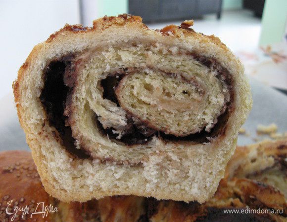 Вторую часть теста делала с халвой и шоколадом.