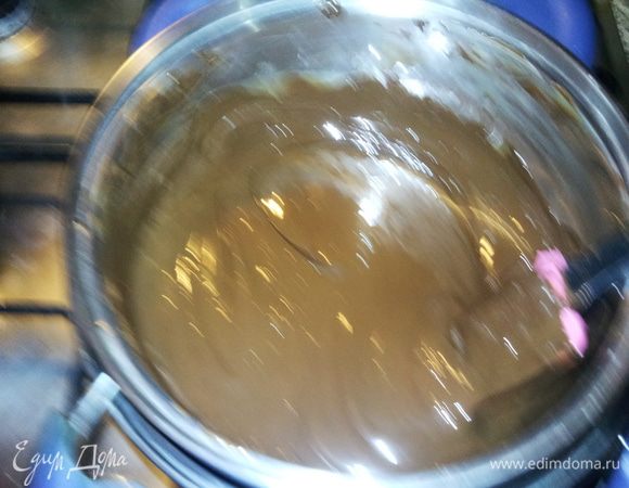 В растопленный шоколад добавить сливки и мед.В крем можно добить ром, ликер. Но я этого не делаю. Хорошо перемешать до однородной консистенции.Крем быстро застывает. Но я все равно на некоторое время ставлю его в холодильник, для того, он побольше застыл и тогда он красивее ляжет на пирожное.