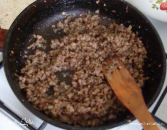 Для начинки лук репчатый мелко порезать и обжарить на оливковом и сливочном масле до золотистого цвета. Затем добавить мясной фарш, слегка обжарить. Тушить до полного выкипания жидкости, посолить, поперчить. По желанию можно влить томатную пасту или просто посыпать базиликом, продолжать тушить еще 3-5 мин.