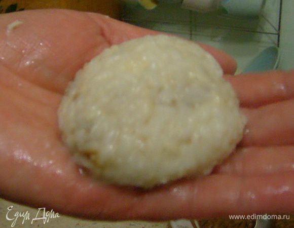 Когда рис полностью остынет можно приступить к формированию крокет. Для этого взять небольшое количество рисовой массы в ладонь, сделать небольшую "лепешку" с углублением в центре. Положить начинку: мясной фарш. По желанию можно к мясному фаршу при формировании крокетов добавить кусочек моцареллы. Закрыть начинку сверху, взяв еще немного рисовой массы, придавая форму шара или овала.