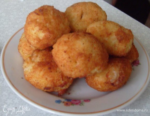 Сформированные рисовые шарики окунуть в слегка взбитые белки и запанировать в сухарях. Затем обжарить в хорошо разогретом масле до золотистого цвета.