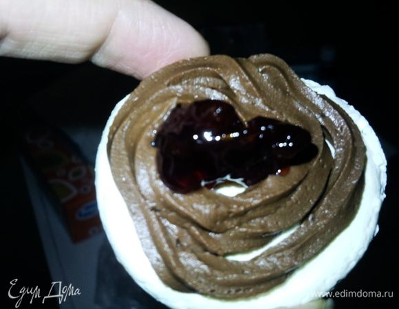 Все крем готов, меренги пропеклись и остыли. Будем собирать пирожное!!!
Итак: Взять меренгу и с обратной стороны выложить с помощью кондитерского мешочка крем по кругу в виде спиралек, а в серединку положить 0,5-1ч.л. конфитюра. Сверху накрыть другой меренгой.