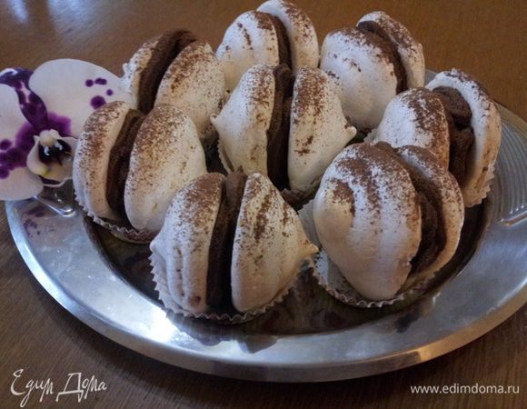 Уложить пирожные на бумажные розетки, посыпать какао и можно подавать к столу. Пирожные также прекрасно могут дожидаться своего часа в холодильнике и сутки и двое это никак не повлияет на их качество!!!
