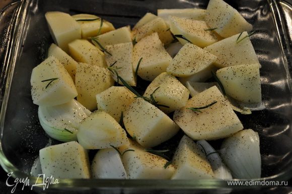 Выложить картофель и использовать половину розмарина,посолить и поперчить.Готовить примерно 10мин.